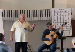 Duncan-unterrichtet-im-Musikseminar-14